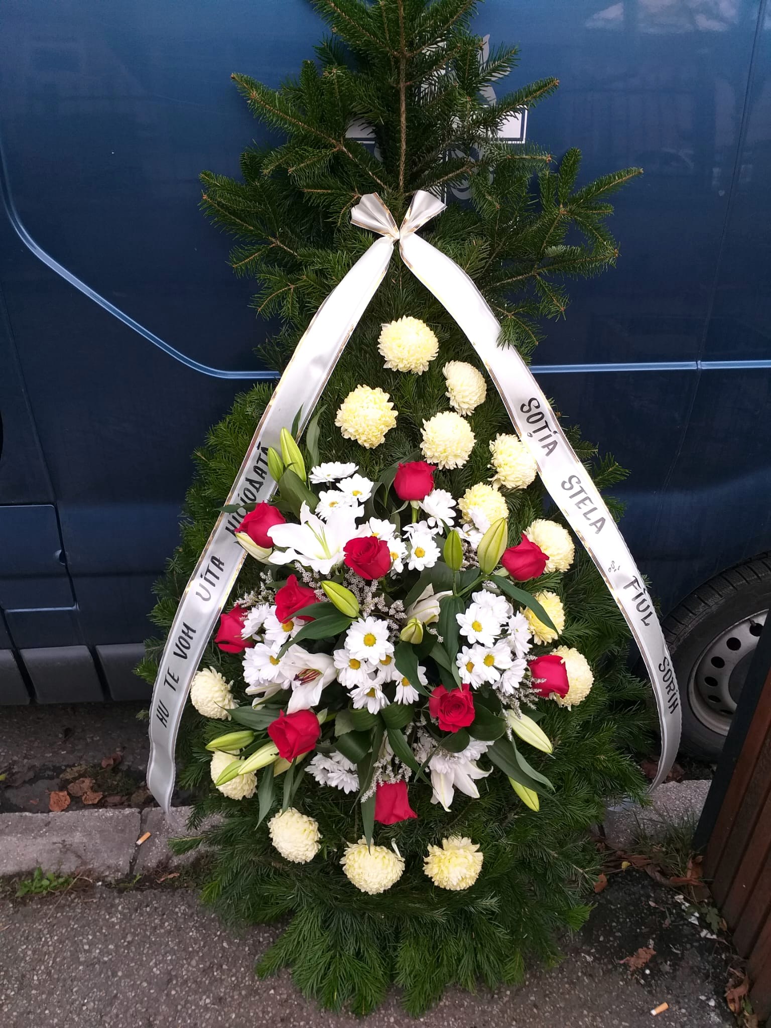 Coroana funerara de la familie - crini si panglica Coroane funerare pentru familie Deva