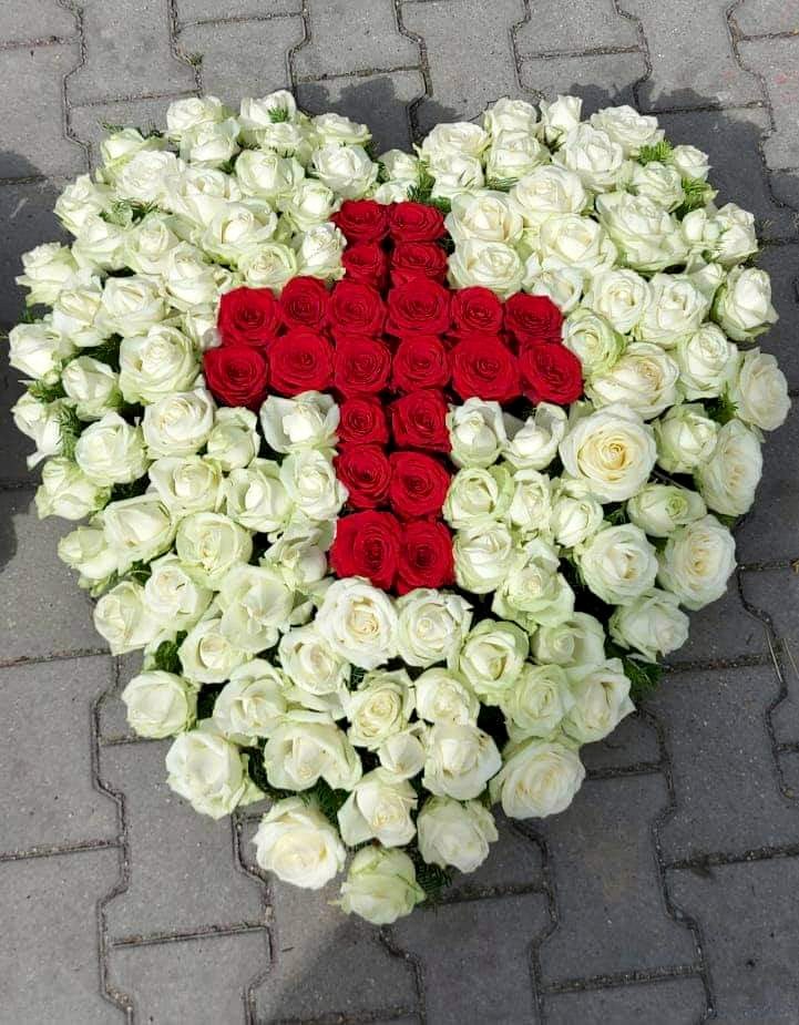 Coroana funerara personalizata - inima din trandafiri Coroane funerare cu flori naturale Deva