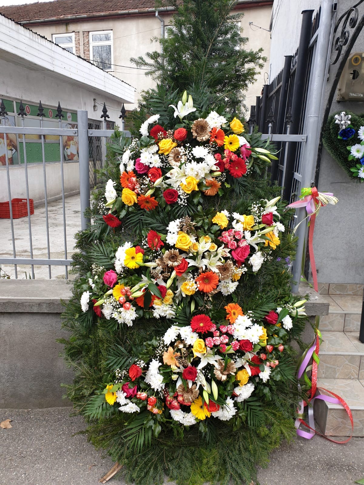 Coroana funerara premium multicolora - flori naturale Coroane funerare premium Deva
