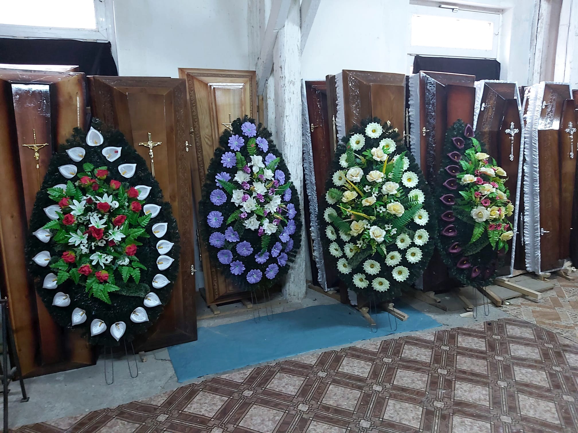 Showroom coroane funerare si sicrie - Casa Funerara Sf. Nicolae Aranjamente funerare Deva - showroom coroane