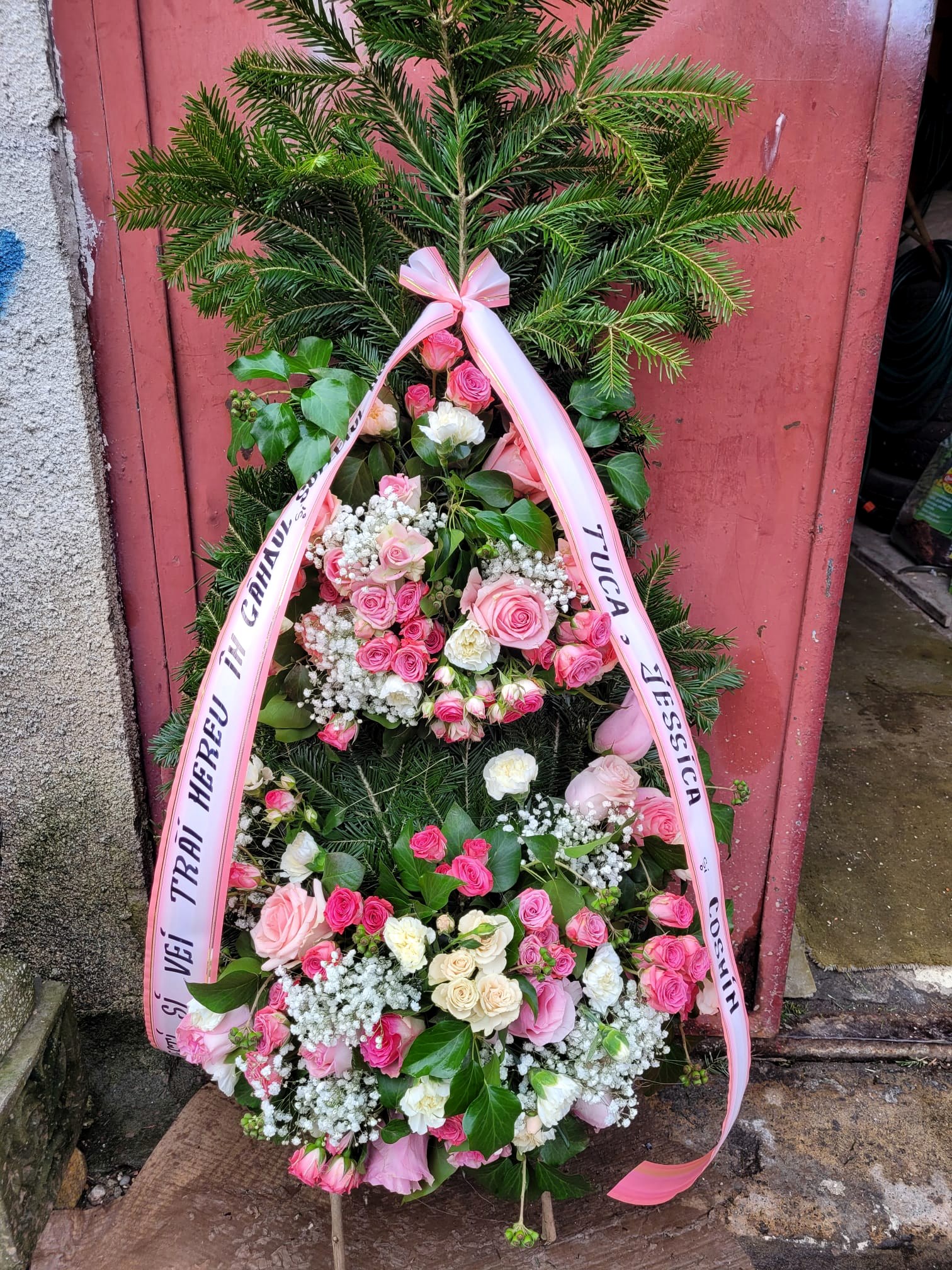 Coroana funerara cu trandafiri roz si panglica personalizata Coroana funerara personalizata Deva