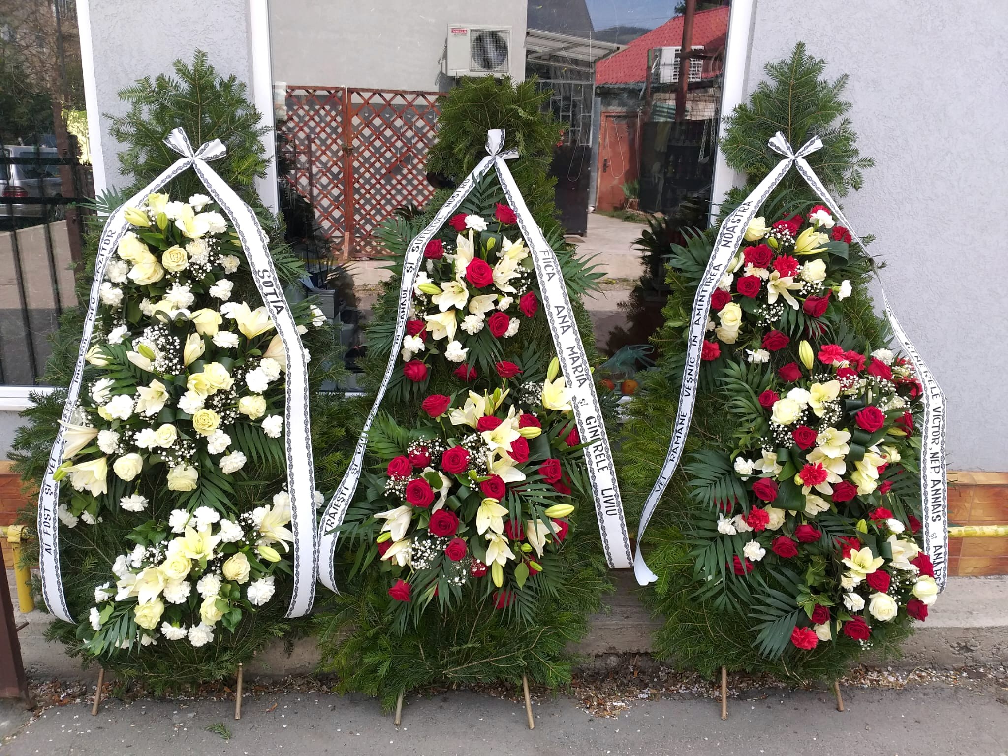 Trei coroane funerare cu panglici personalizate - Hunedoara Coroane funerare livrare Deva