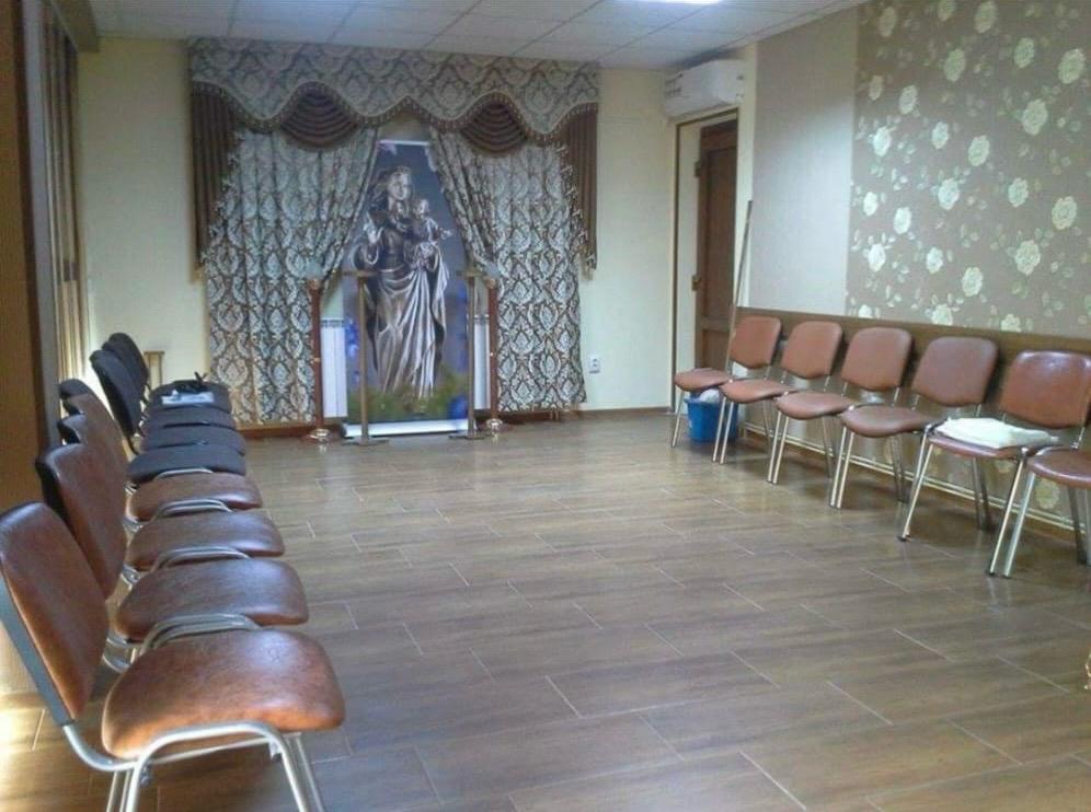 Capelă funerară Deva — interior pentru priveghi Interior capelă funerară Deva — spațiu pentru priveghi și ceremonie
