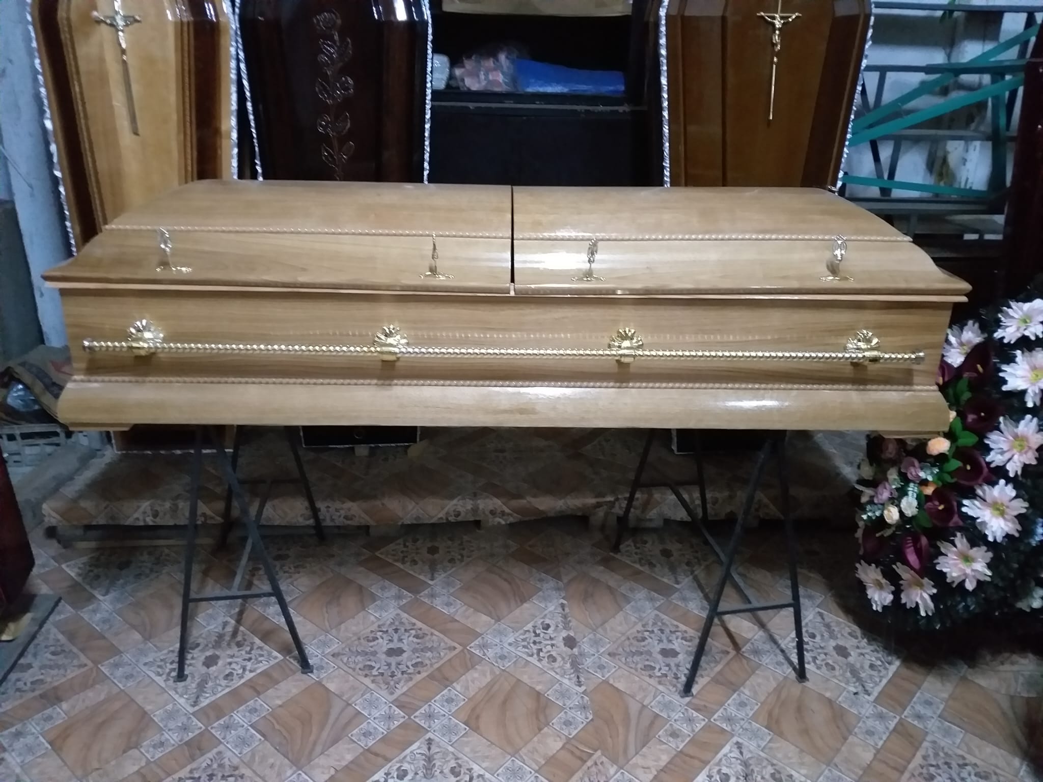 Sicriu funerar lemn masiv cu capac dublu Sicriu din lemn masiv Deva