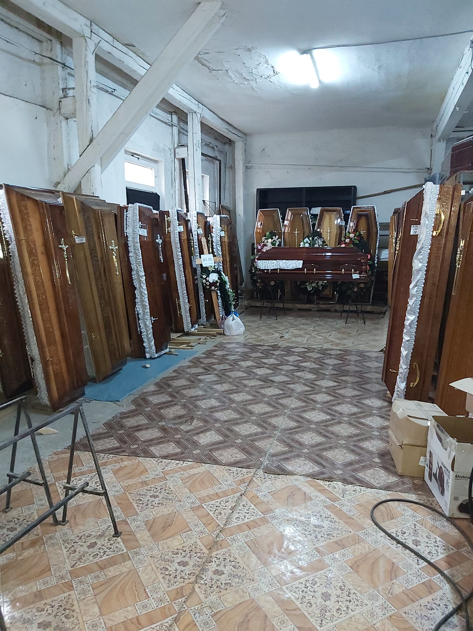 Model sicriu clasic cu finisaj auriu discret Sicrie clasice Deva