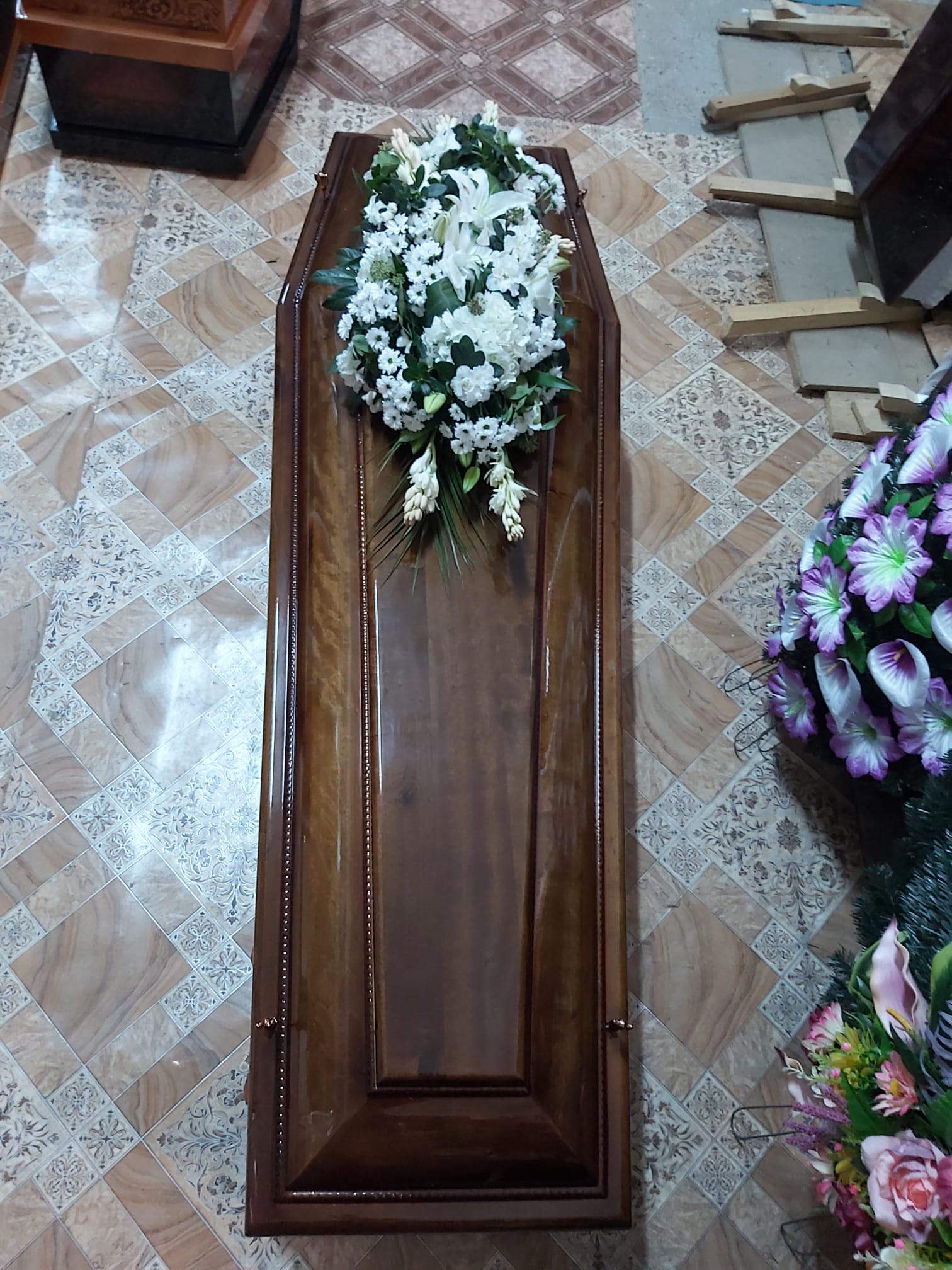 Sicriu premium cu detalii sculptate Sicriu premium pentru inmormantare Deva
